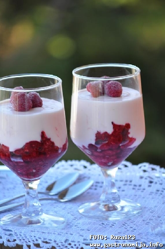 Malina-marshmallow mousse