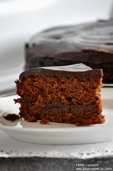 torta sa cokoladom i marmeladom od sipka